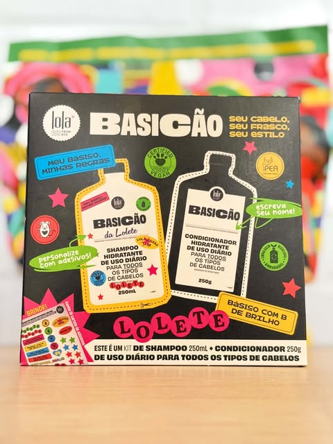 Caixa do kit Lola Basicão com shampoo, condicionador e adesivos personalizáveis, em embalagem colorida e temática da Lola.