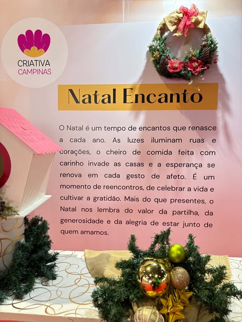 Painel da exposição Natal Encanto na Criativa Campinas, com texto explicativo, guirlanda decorada e enfeites natalinos dourados e verdes.