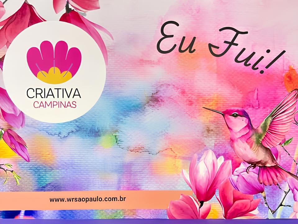 Imagem colorida com fundo aquarelado em tons vibrantes, flores rosa e um beija-flor ao lado do logotipo da Criativa Campinas, acompanhada da frase “Eu Fui!”.