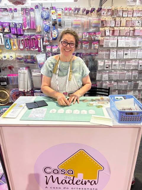 Instrutora da Casa da Madeira durante aula demonstração ao vivo.
