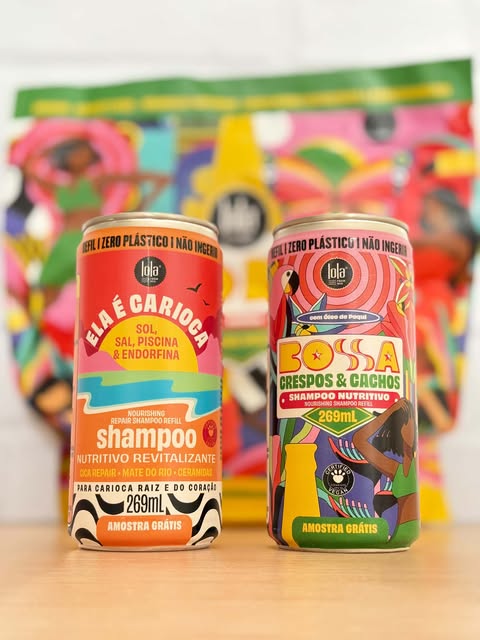 Dois refis em lata Lola — Ela É Carioca e Bossa Crespos & Cachos — posicionados lado a lado em frente ao fundo colorido da marca.