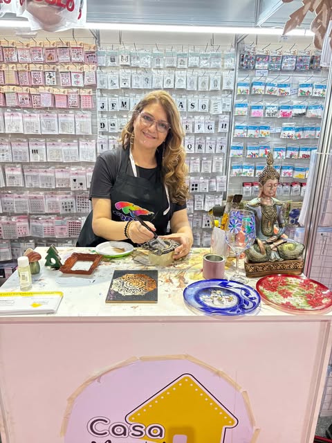 Instrutora da Casa da Madeira durante aula demonstração ao vivo.