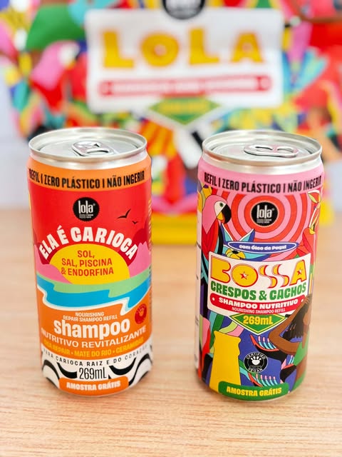 Shampoos Lola Ela É Carioca e Bossa Crespos & Cachos em versão refil, embalados em latas metálicas coloridas com artes vibrantes.