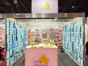 Painel de estênceis e materiais de pintura no estande da Casa da Madeira na Criativa Campinas 2025.