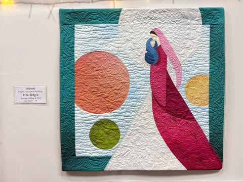 Quilt da artista Rita Safge exibido na Criativa Campinas, com figura estilizada em cores vibrantes no tema Natal Tropical.