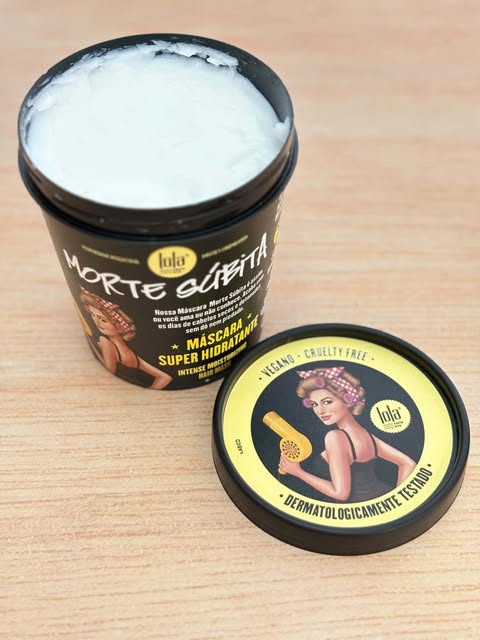 Máscara Lola Morte Súbita aberta, revelando a textura branca e cremosa, com o rótulo vintage da marca na tampa.