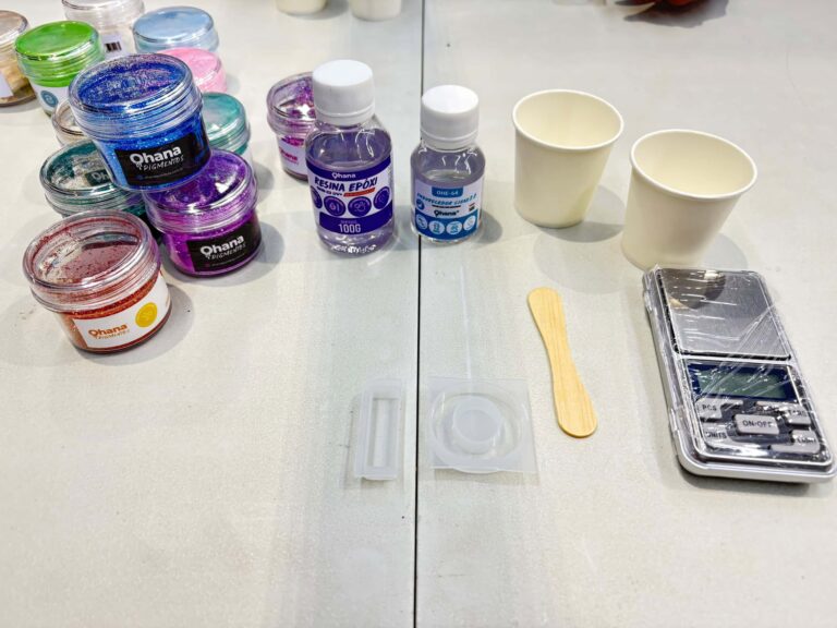 Kits de pigmentos e resina epóxi usados nos cursos gratuitos da Casa da Madeira na Criativa Campinas 2025.