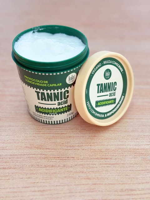Máscara Lola Tannic Acid aberta, mostrando a textura cremosa do produto dentro do pote verde.