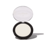 Pó translúcido compacto da Catharine Hill aberto, mostrando a textura fina e tom universal do produto.