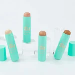 Stick Shine And Glow Vizzela para o natal, com iluminadores em bastão e efeito glow, dispostos em composição clean.