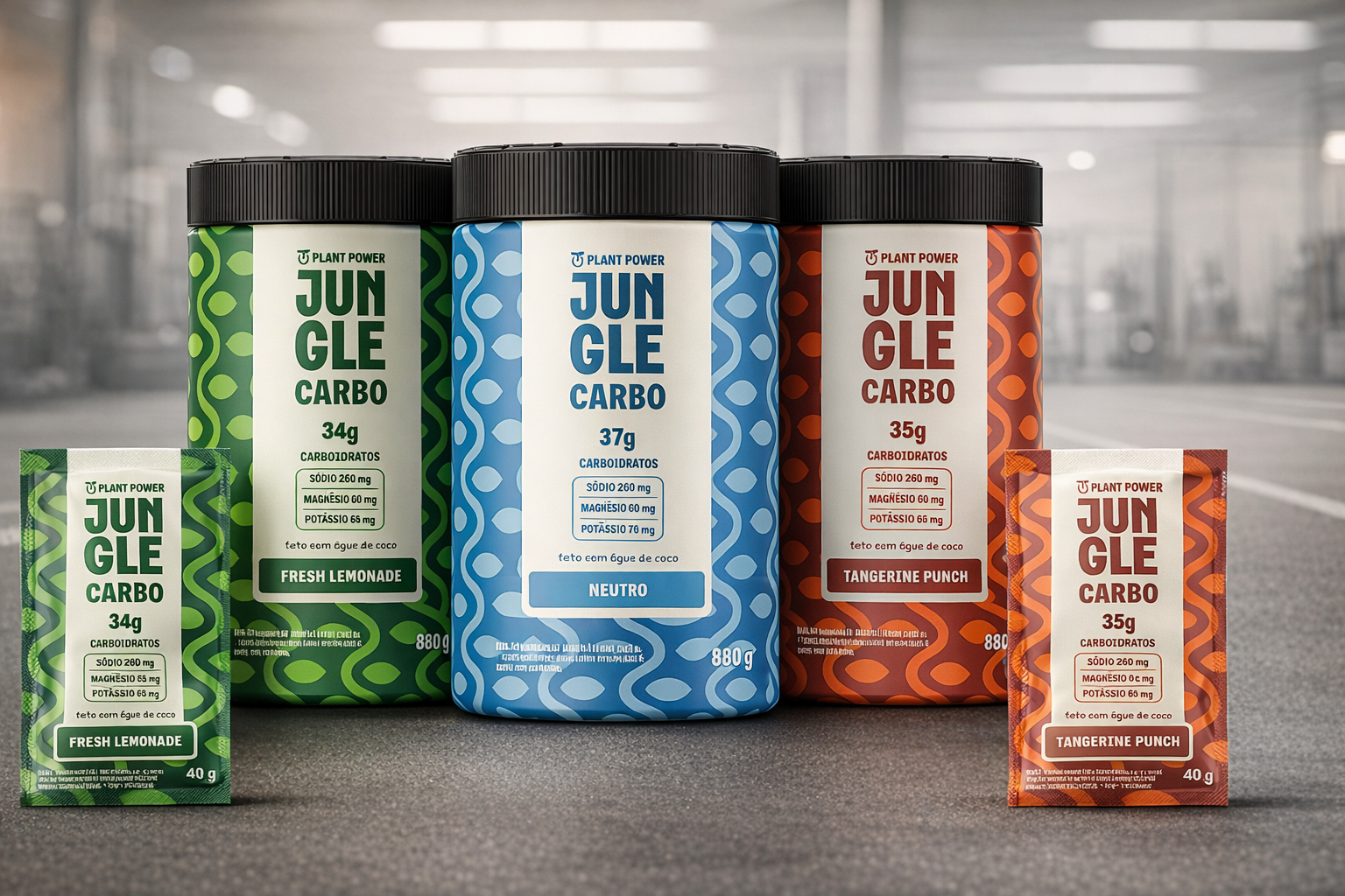 Linha jungle carbo da Plant Power com potes e sachês nos sabores Fresh Lemonade, Neutro e Tangerine Punch, bebida funcional para hidratação esportiva.