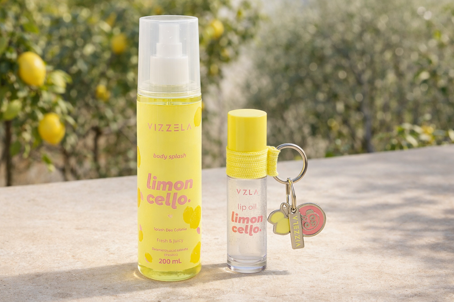 Body Splash e Lip Oil Limoncello vizzela posicionados sobre superfície de pedra com limoeiros ao fundo, embalagem amarela cítrica inspirada na atmosfera italiana.