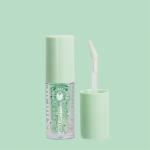 Gloss labial melu pistachill com aplicador e embalagem verde translúcida com partículas decorativas.