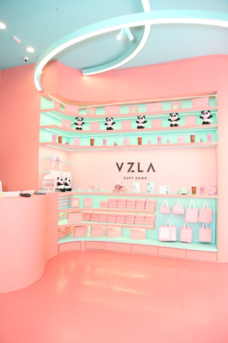 Gift shop da flagship da vizzela, com produtos exclusivos, sacolas, brindes e decoração em tons pastel.