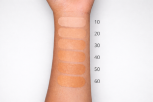 Swatches de base líquida da ruby rose Blow com variação de tons do 10 ao 60 aplicados no braço