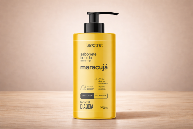 Labotrat sabonete líquido maracujá 490ml para rosto e corpo em embalagem com pump sobre fundo neutro e superfície de madeira.