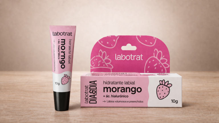 Labotrat hidratante labial morango 10g com ácido hialurônico ao lado da embalagem original em cenário minimalista com fundo bege e superfície de madeira.