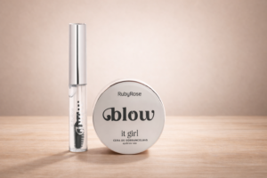 Cera de sobrancelhas e gel transparente da linha Blow da ruby rose sobre superfície de madeira com fundo neutro