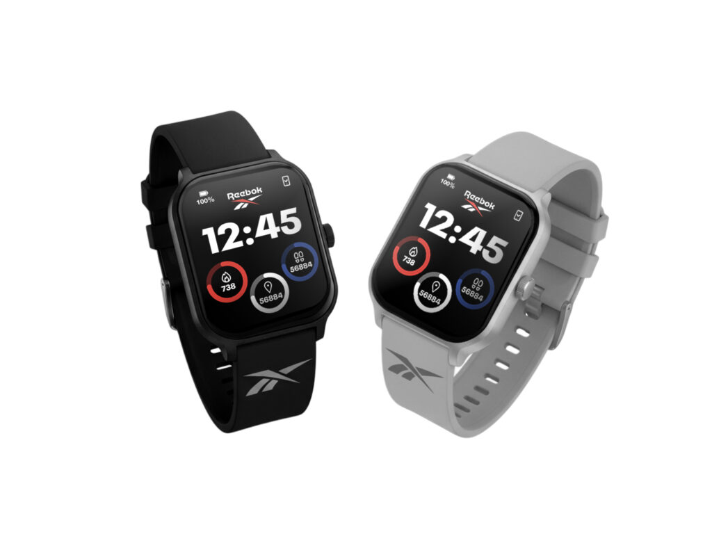 Smartwatch Condor Smart Reebok em versões preta e cinza exibindo tela com métricas de atividade física e design esportivo.