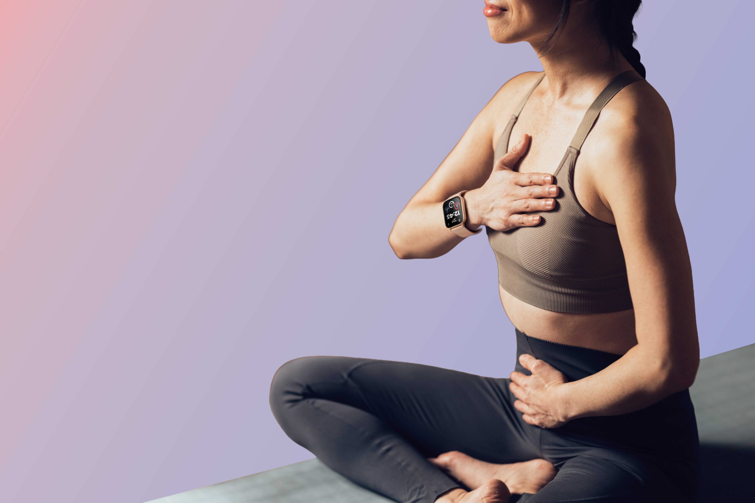 Mulher praticando exercício com smartwatch Condor Smart Reebok no pulso monitorando batimentos e atividades físicas.