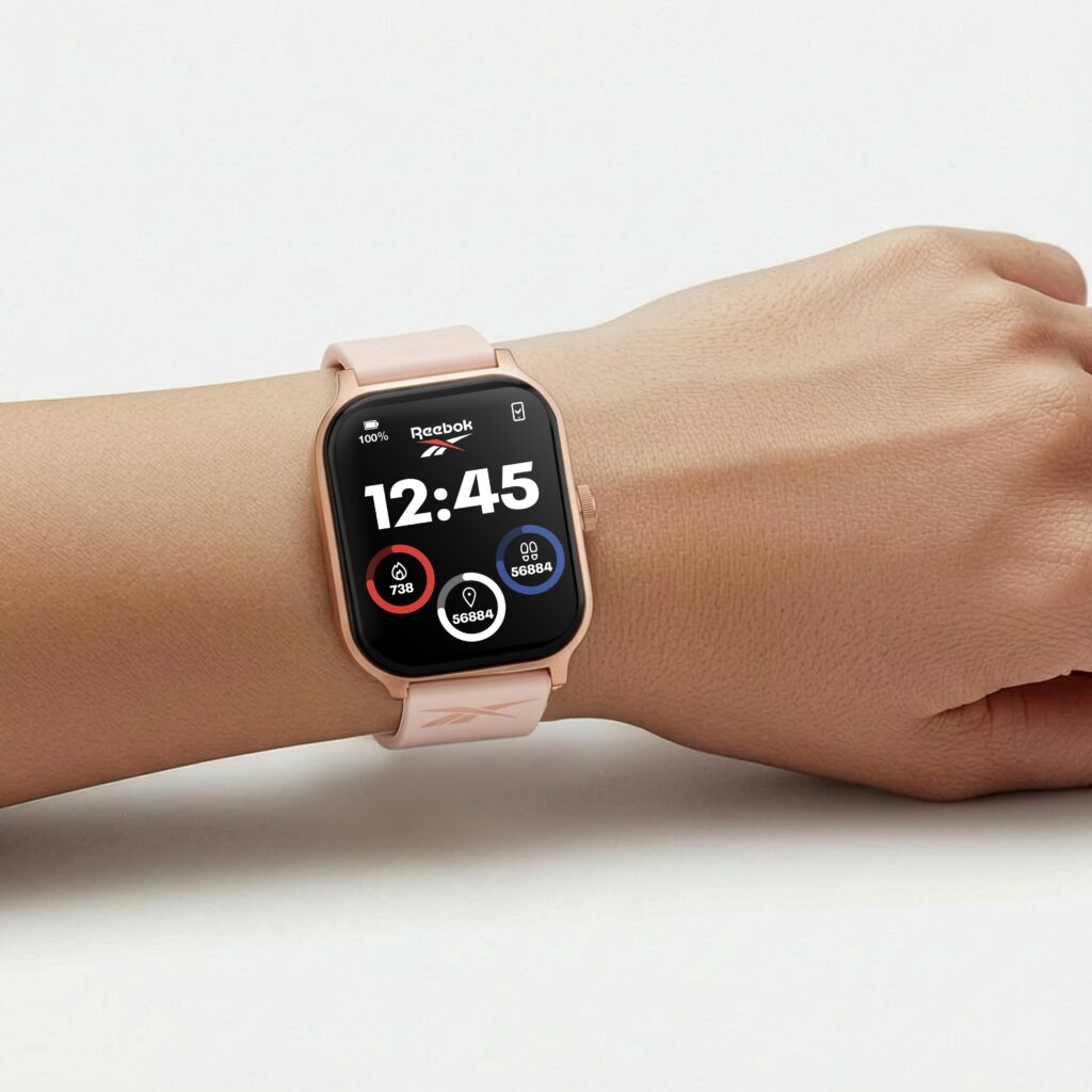 Smartwatch Condor Smart Reebok rosa sendo usado no pulso, mostrando tela com horário e indicadores de saúde.