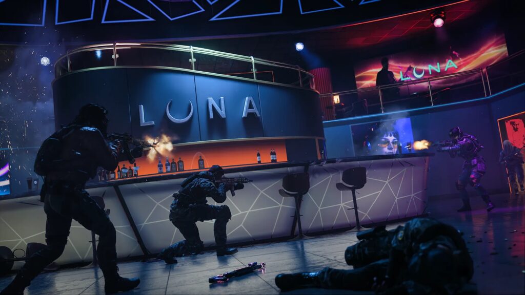 Cena de Call Of Duty no mapa Plaza com tiroteio dentro de boate iluminada em neon e jogadores em combate estratégico