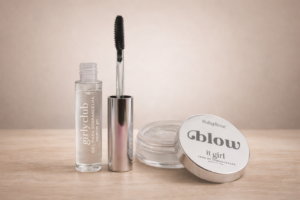 Produtos para sobrancelhas ruby rose Blow com cera aberta e aplicador de gel em destaque sobre mesa de madeira