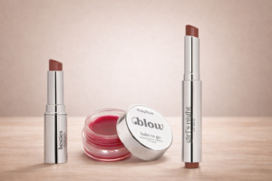 Batom satin, balm labial e lip balm da linha Blow da ruby rose sobre superfície de madeira com fundo neutro
