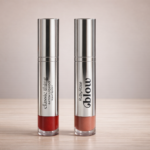 Batom líquido Classic Thing da ruby rose Blow em embalagem dourada com dois tons sobre mesa de madeira