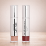 Gloss labial The Glossier One da ruby rose Blow em embalagem prateada com dois tons sobre fundo neutro