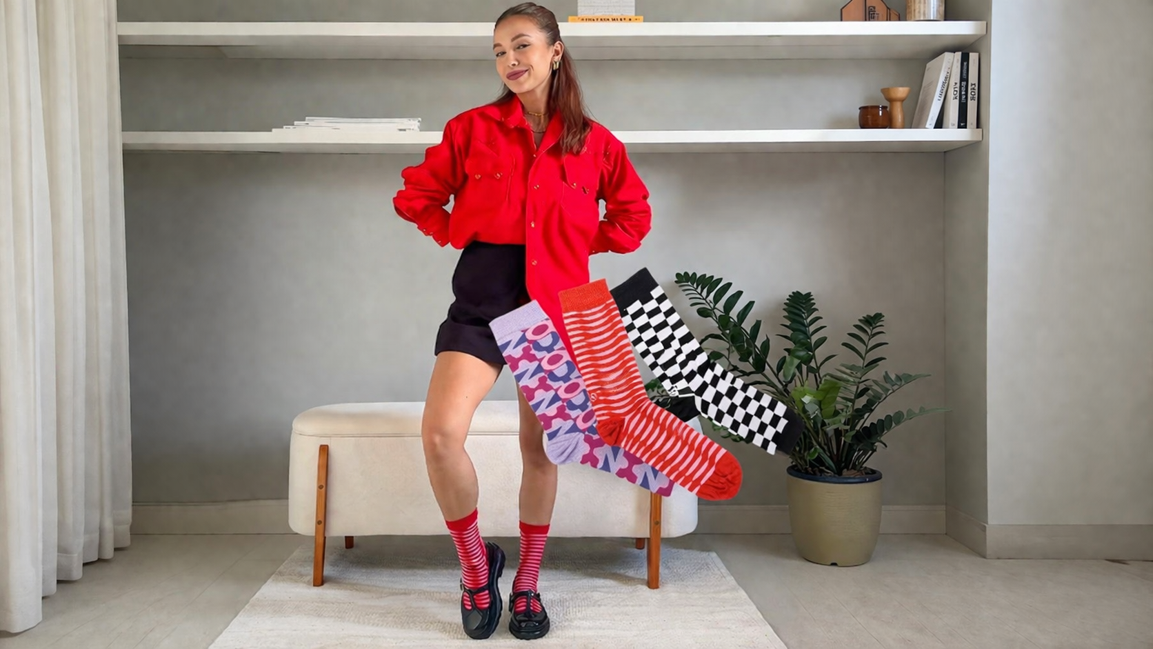 Modelo usando meias Zaxy coloridas com sapatos, combinação fashion que destaca tendência de outono-inverno