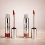 Batom líquido e gloss da linha Blow da ruby rose com aplicadores em destaque sobre superfície de madeira