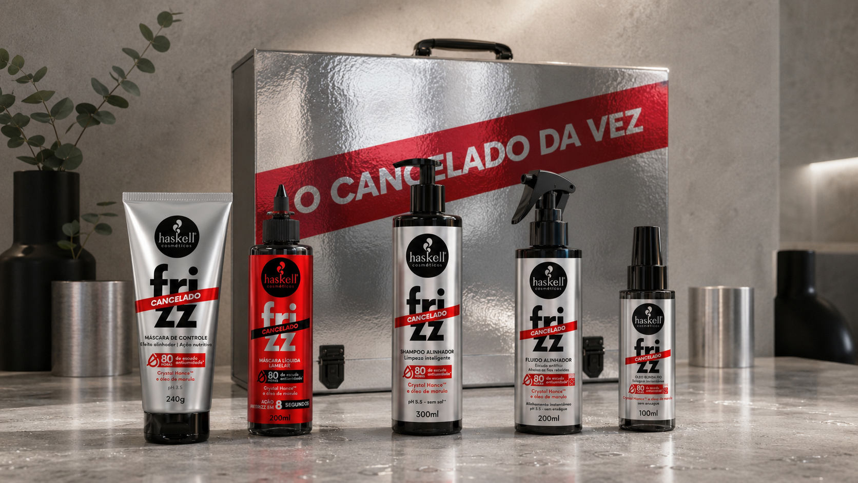 Haskell Frizz Cancelado em kit completo com shampoo, máscara de controle, máscara líquida lamelar, fluido alinhador e óleo blinda fios, acompanhados da mala personalizada da linha, desenvolvida para reduzir o frizz, alinhar os fios e proteger contra a umidade.
