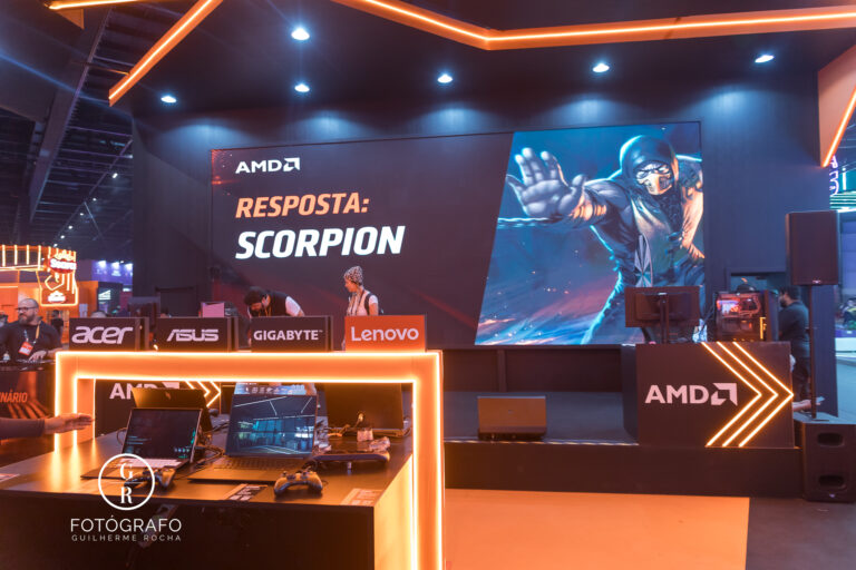 Palco da AMD na Gamescom 2026 com apresentação interativa e desafio exibido em telão para o público