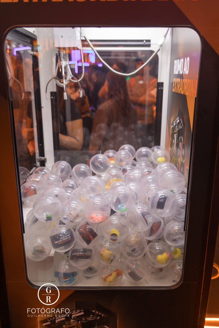 Máquina de garra da AMD cheia de cápsulas com brindes disponíveis para o público na Gamescom 2026