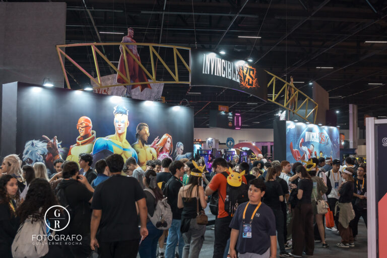 público lota o estande com artes dos personagens e ativações interativas do jogo