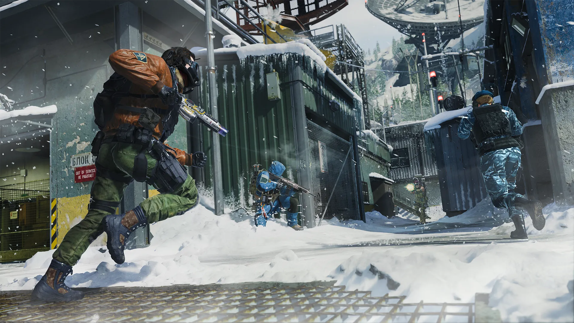 Cena de combate intenso em ambiente nevado no mapa Summit de Call Of Duty, com operadores trocando tiros entre estruturas industriais