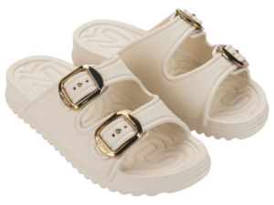 Zaxy slide bege em EVA com fivelas metalizadas douradas e design casual focado em conforto e leveza.