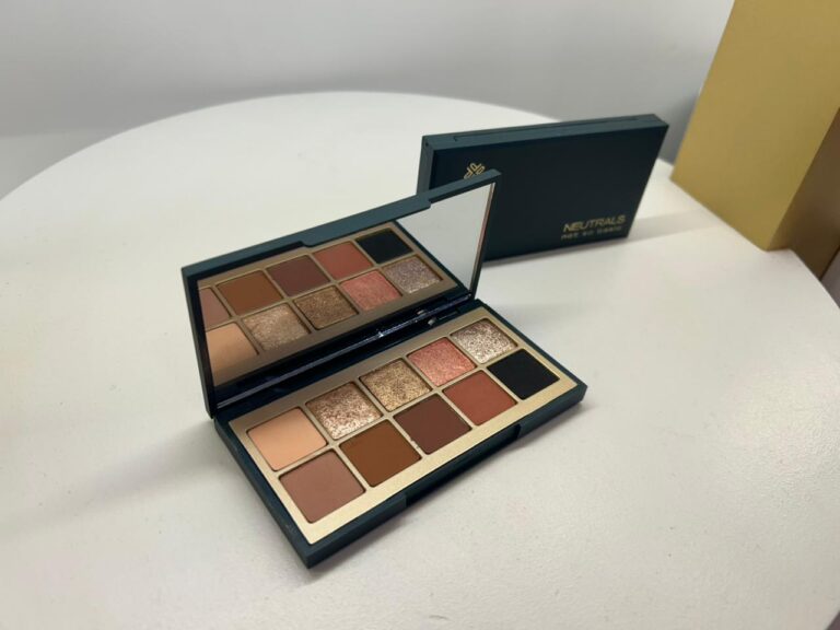Paleta Neutrals Not So Basic da Petrizzi em exposição no estande, um dos produtos mais conhecidos da marca.