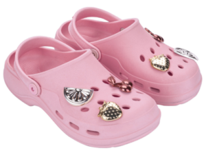 Zaxy Joy Pins Babuch rosa com aplicações metalizadas de frutas e proposta divertida de customização casual.