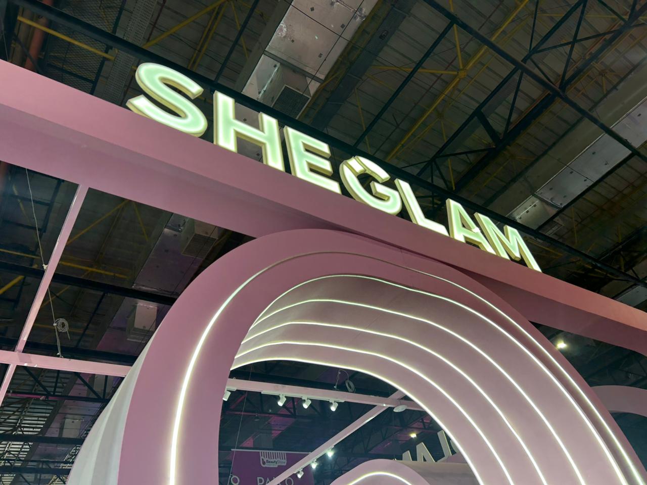 Sheglam destaca sua identidade visual no estande da Beauty Show 2026 com estrutura rosa iluminada e design moderno voltado à experiência dos visitantes.
