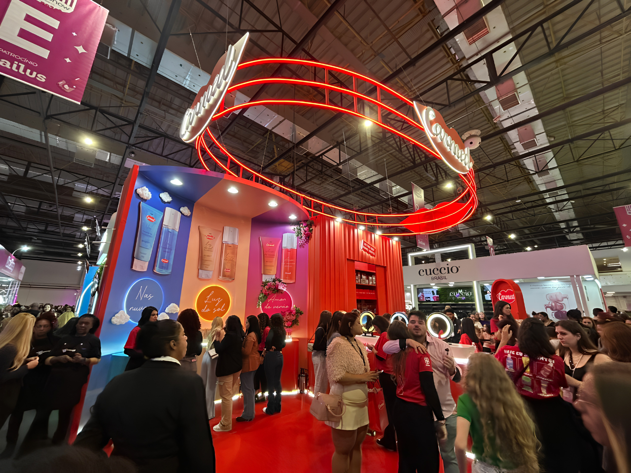 Carmed apresenta um estande de grande destaque na Beauty Show, com estrutura iluminada em vermelho, área de experimentação de produtos e espaço dedicado às novas fragrâncias da marca.