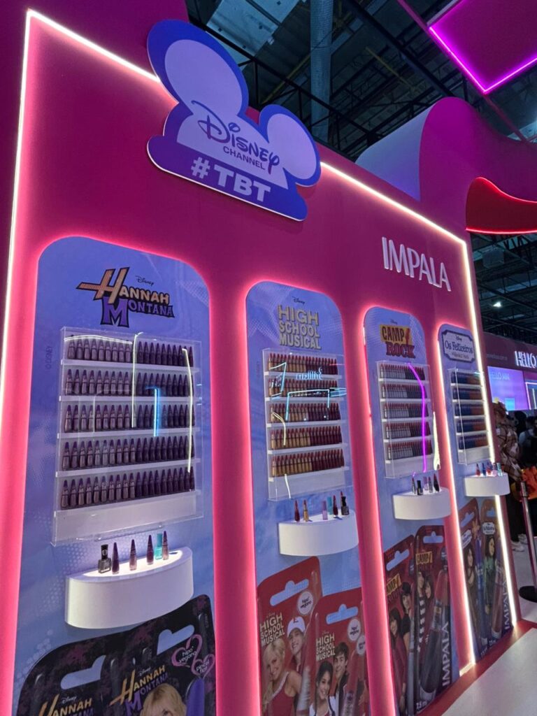 oleção Impala Disney Channel TBT em destaque, com esmaltes inspirados em Hannah Montana, High School Musical, Camp Rock e Os Feiticeiros de Waverly Place.