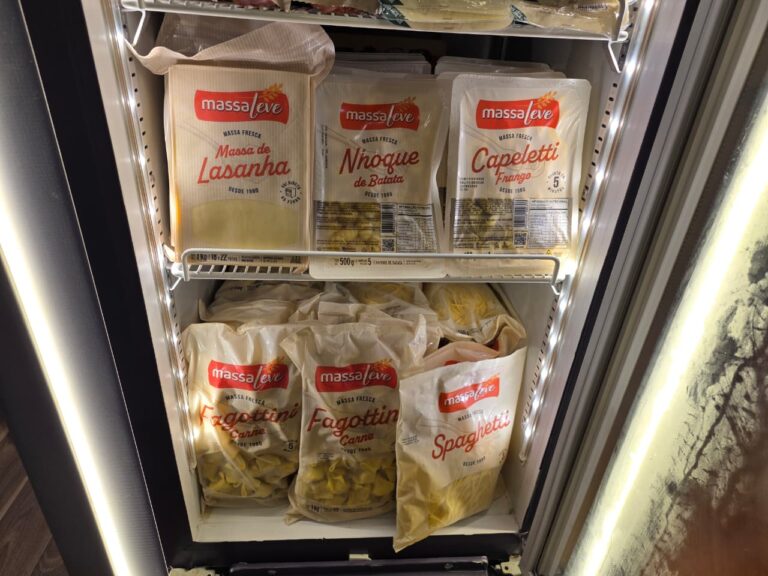 Produtos da Massa Leve aparecem em destaque no estande da APAS Show 2026, incluindo massa para lasanha, nhoque, capeletti e spaghetti resfriado.