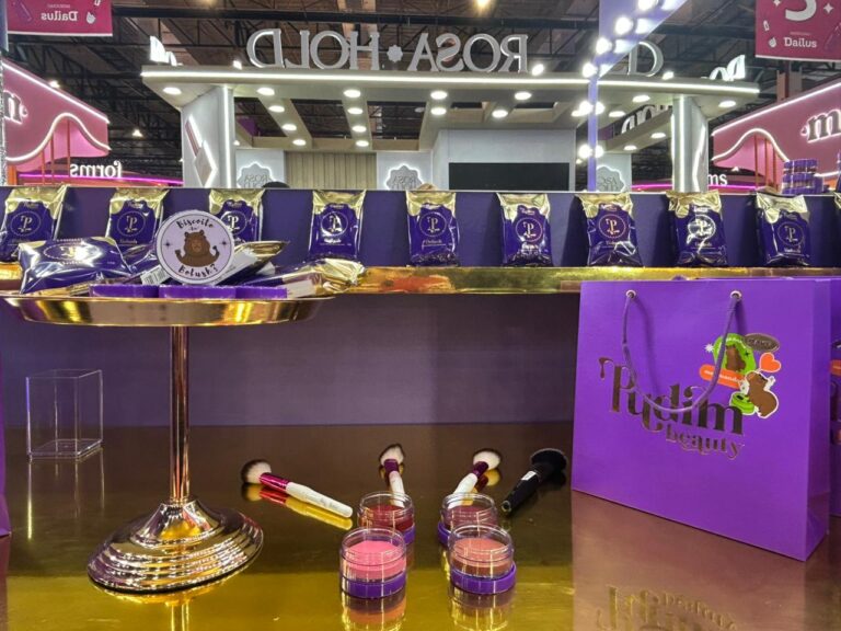 Linha de blushes e maquiagens da Pudim Beauty em exposição durante a Beauty Show 2026, com embalagens criativas inspiradas em doces e identidade visual marcante.