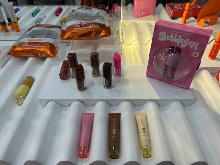 Lançamentos da Mari Maria Makeup incluem o multifuncional Flush Up, produtos Bubblegum e itens de cuidados faciais expostos no evento.