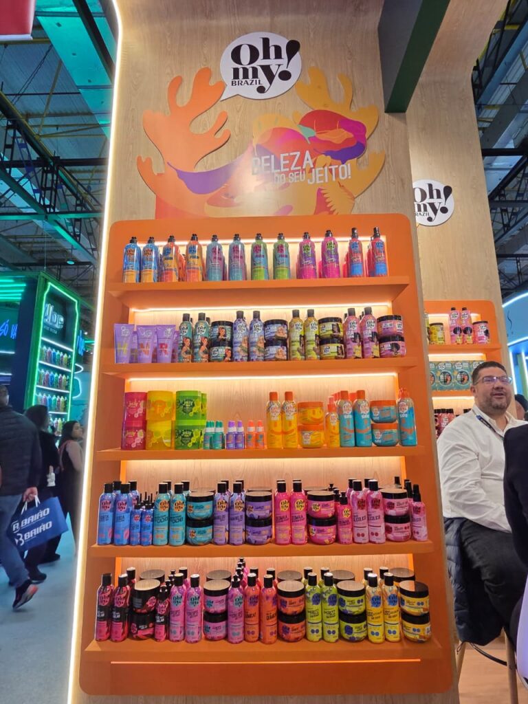 Haskell apresenta produtos da Oh My! Brazil durante a APAS SHOW 2026, com linhas coloridas voltadas ao público jovem e foco em autocuidado capilar.