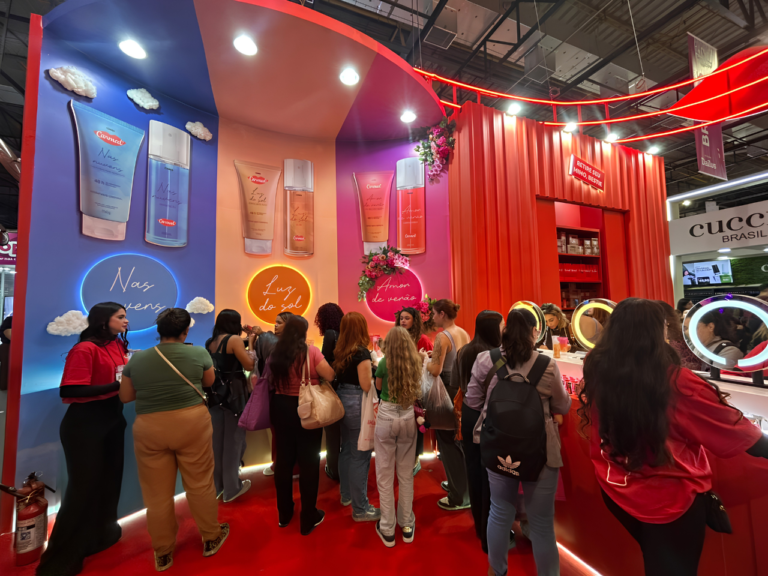 Visitantes conhecem os lançamentos da Carmed durante a Beauty Show, com destaque para os body splashes Amor de Verão, Luz do Sol e Nas Nuvens exibidos em um ambiente interativo.