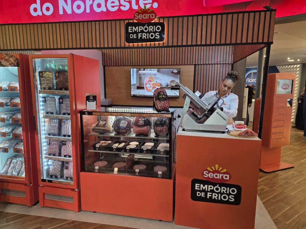 Espaço Empório de Frios da Seara na APAS Show 2026, destacando cortes fatiados, exposição estratégica e soluções para supermercados parceiros.