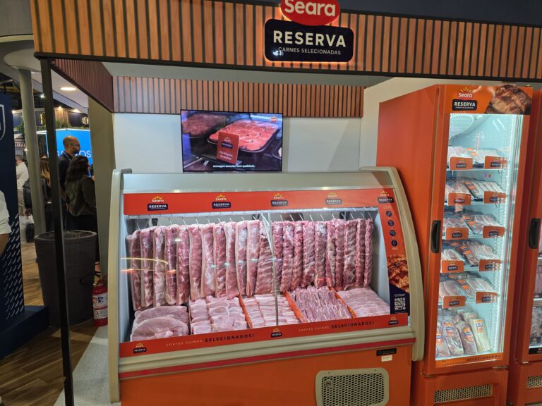 Área Seara Reserva durante a APAS Show 2026, exibindo cortes selecionados e carnes premium voltadas para o açougue supermercadista.